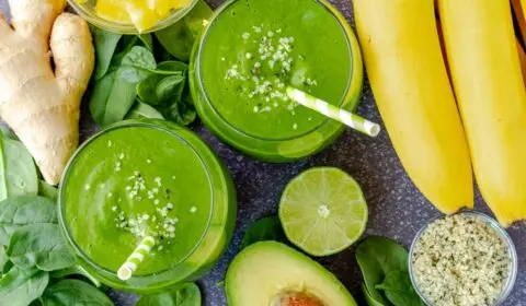 Zwei Grüne Smoothies von oben