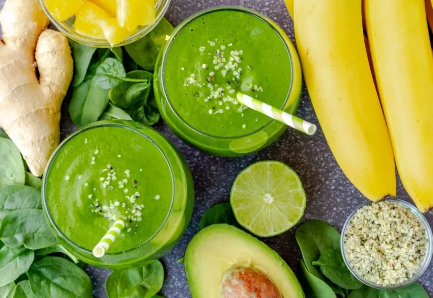 Zwei Grüne Smoothies von oben