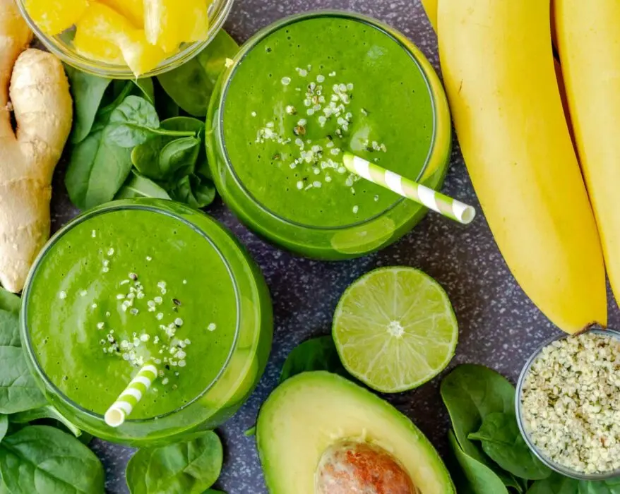 Zwei Grüne Smoothies von oben
