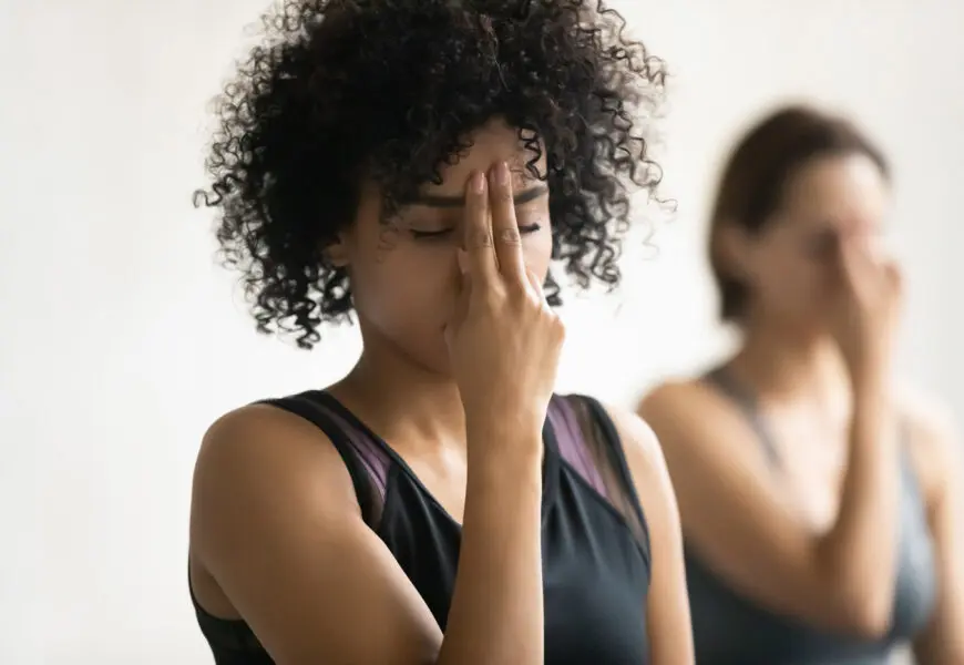 Zwei Frauen praktizieren Atemübungen