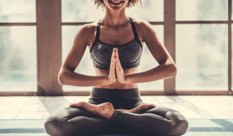 Frau sitzt im Yoga sitz