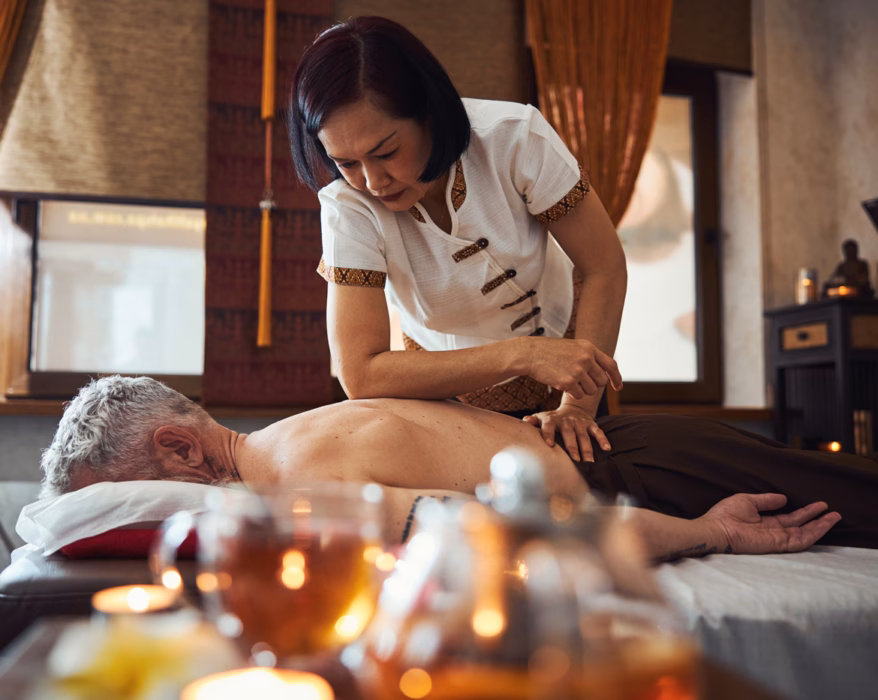 Ayurveda Experte gibt eine ayurvedische Massage bei einem Mann