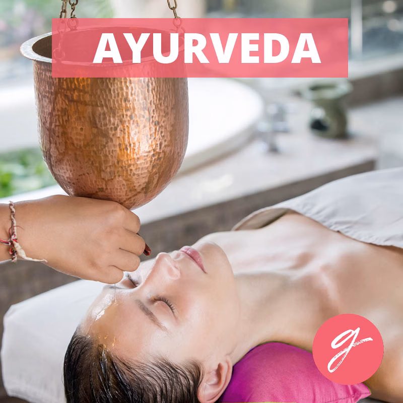 Frau bekommt eine Ayurveda Ölmassage