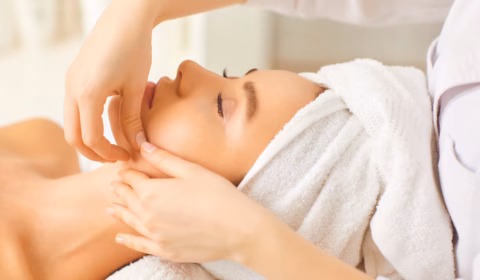 Frau bekommt eine ayurvedische Massage