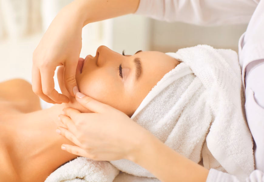 Frau bekommt eine ayurvedische Massage