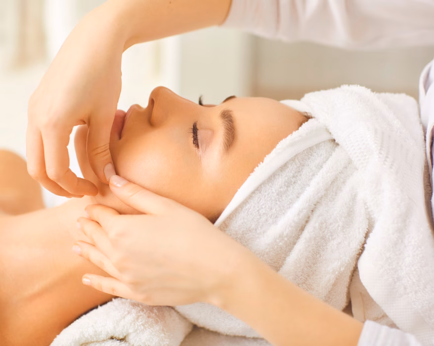 Frau bekommt eine ayurvedische Massage