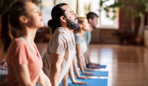 Eine kleine Gruppe macht Yoga gegen Drehwindel