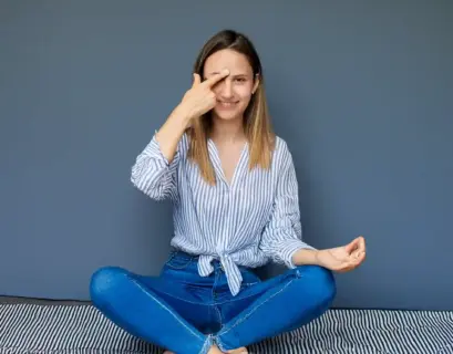 Frau hält sich das dritte Auge