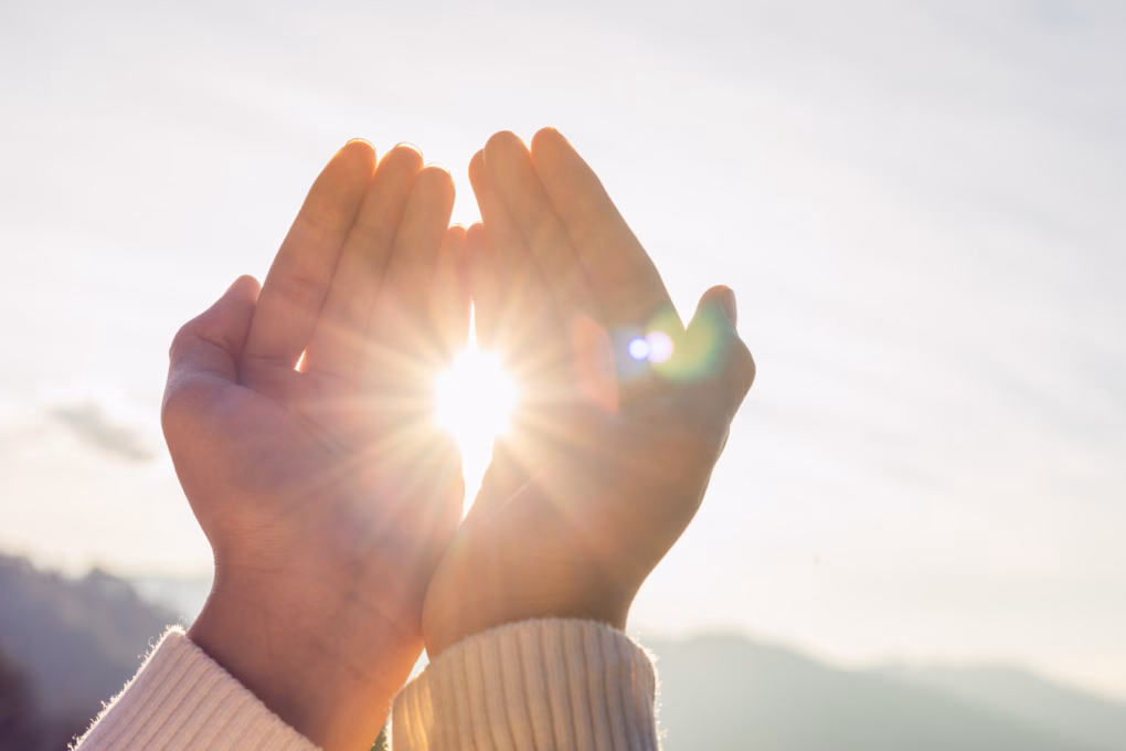 Hand vor der Sonne