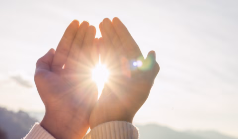 Hand vor der Sonne
