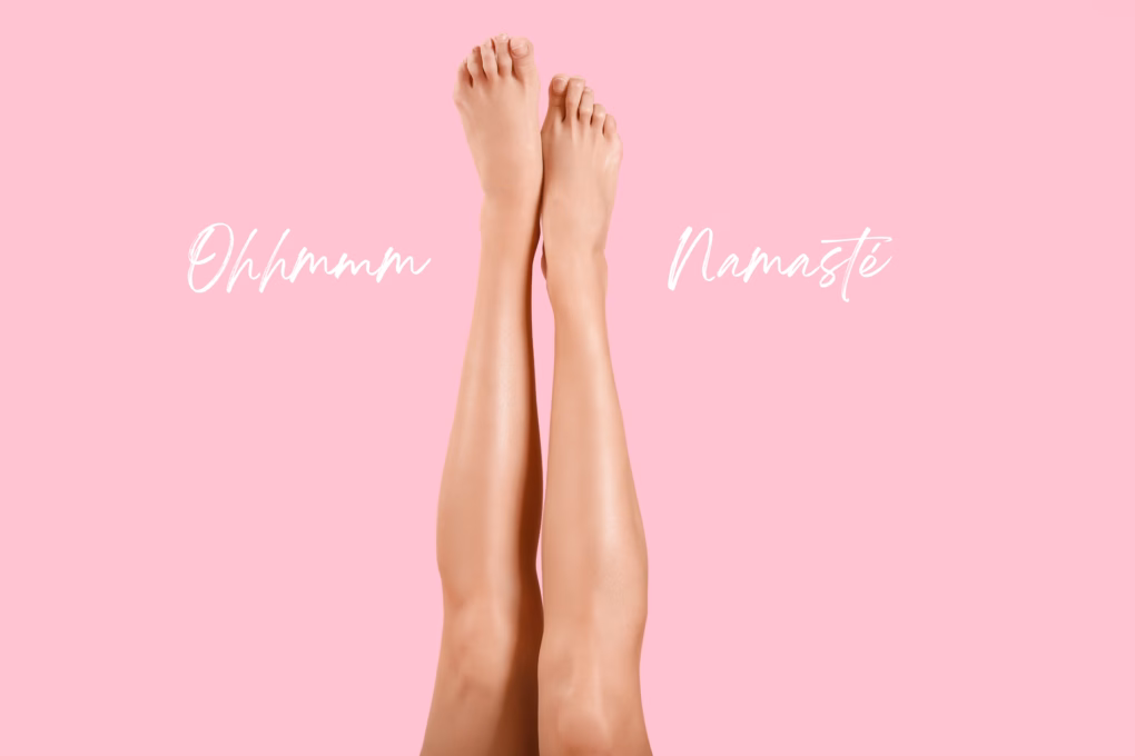Nackte Frauenbeine in der Yogaübung Kerze beim Nude Yoga