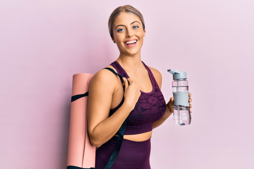 Frau trägt moderne Sportbekleidung zum Yoga