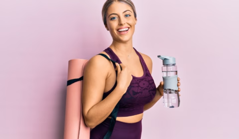 Frau trägt moderne Sportbekleidung zum Yoga