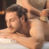 Mann bekommt eine Kräuterstempel Massage in seiner Kur für Männer