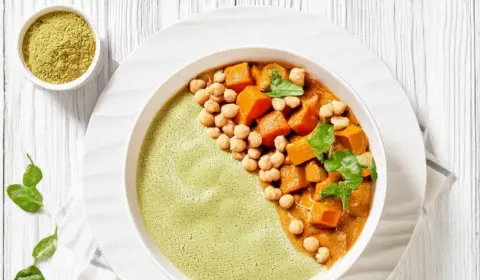 Weiße Bowl mit cremigem Curry mit Matcha