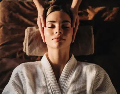 Frau bekommt eine Kopfmassage in einer Burnout Kur