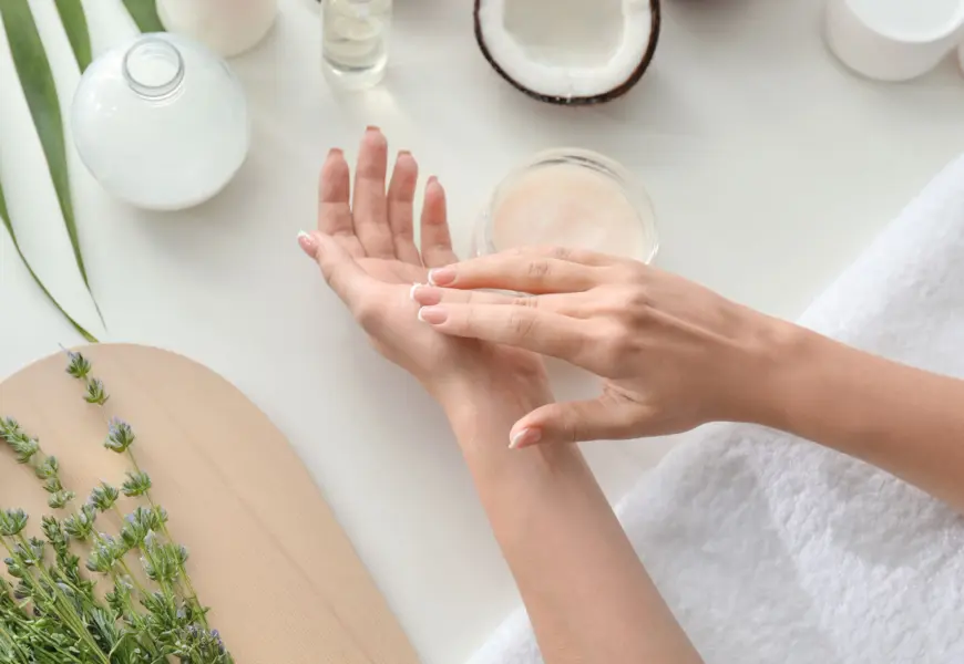 Frau pflegt Ihre Neurodermitis Haut