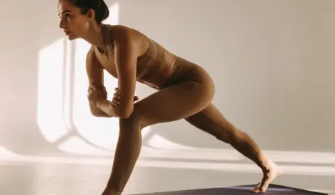 Frau macht Zyklus Yoga