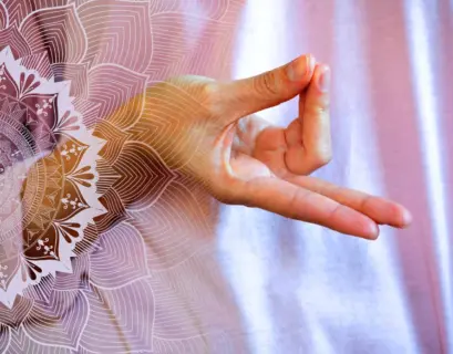 Frau hält ihre Finger in der Prana Mudra Geste