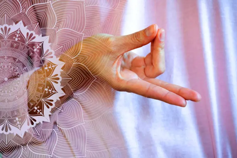 Frau hält ihre Finger in der Prana Mudra Geste