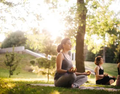 Drei Frauen machen eine Vipassana Meditation