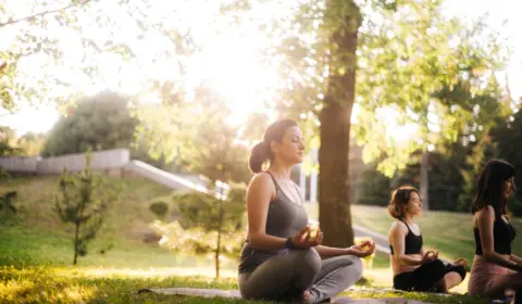 Drei Frauen machen eine Vipassana Meditation