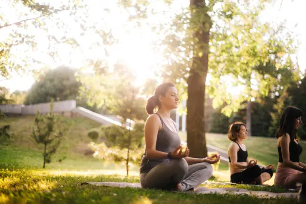 Drei Frauen machen eine Vipassana Meditation