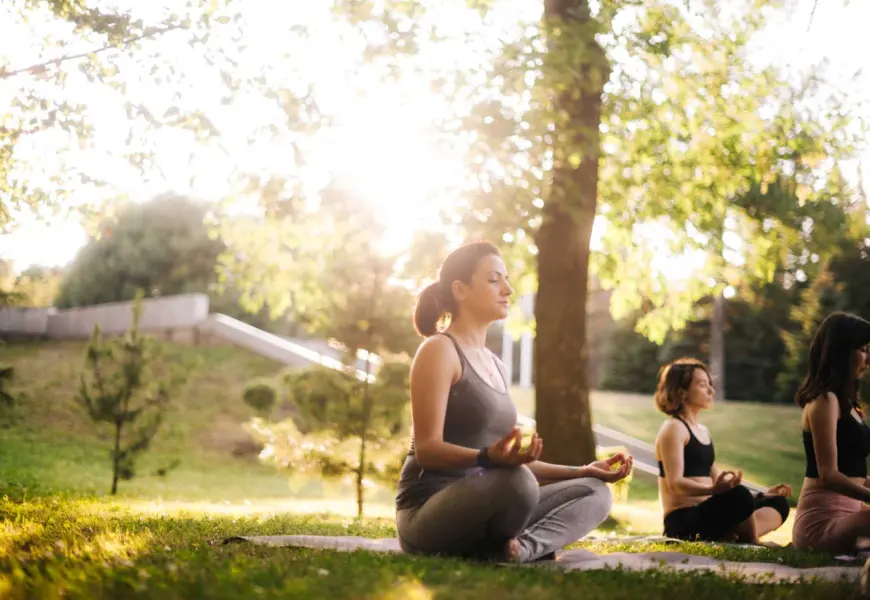 Drei Frauen machen eine Vipassana Meditation