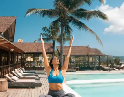 Frau macht Yoga in San Sebastian am Pool in Mosambik