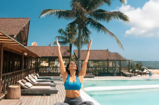 Frau macht Yoga in San Sebastian am Pool in Mosambik