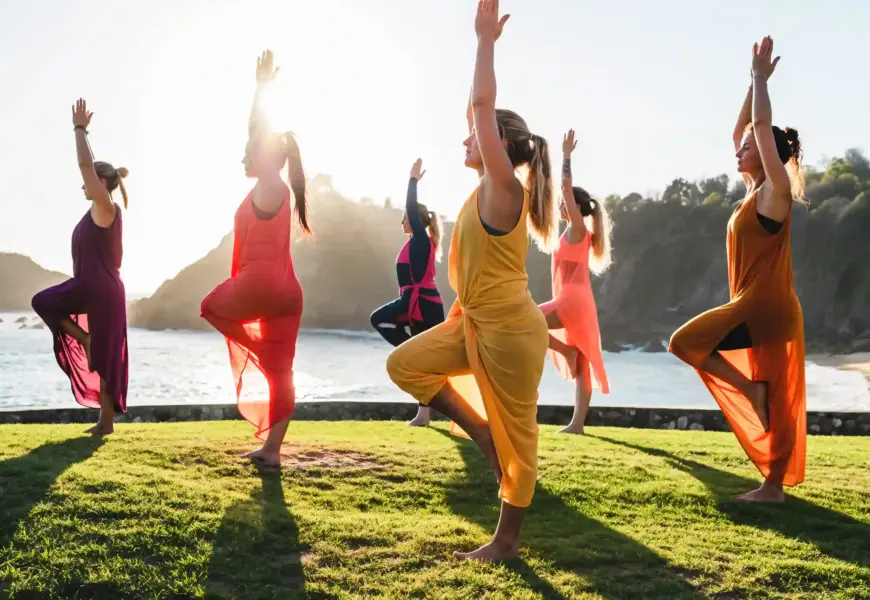Frauen machen Yoga in San Sebastian