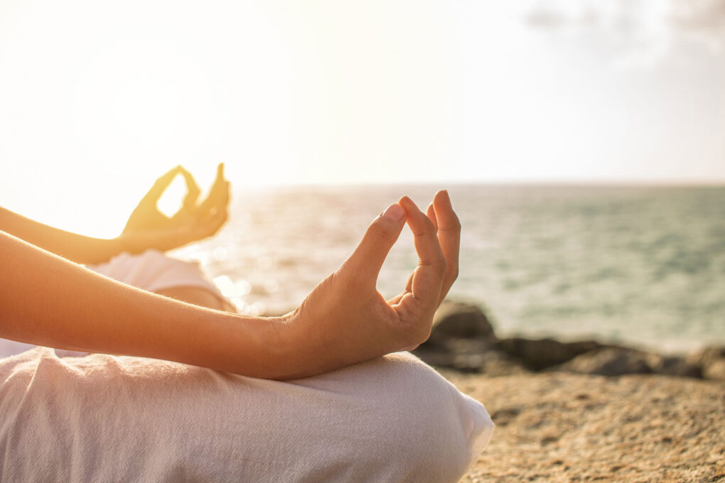 Frau macht Meditation als Selbstfürsorge