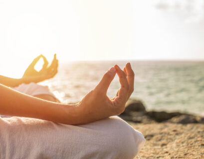 Frau macht Meditation als Selbstfürsorge