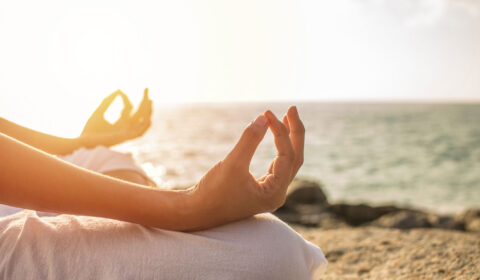 Frau macht Meditation als Selbstfürsorge