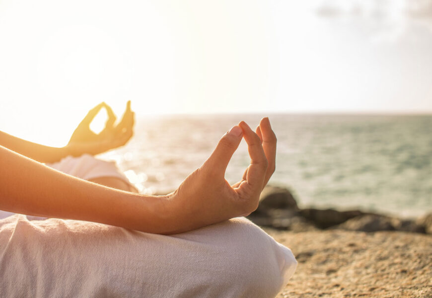 Frau macht Meditation als Selbstfürsorge