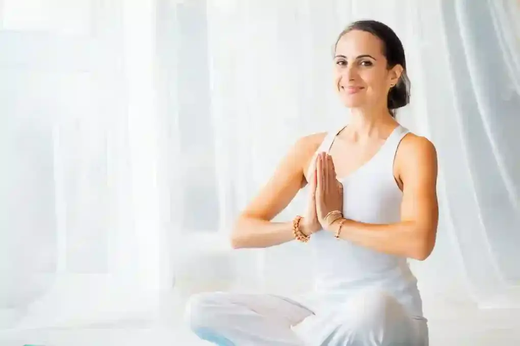 Frau macht Sivananda Yoga