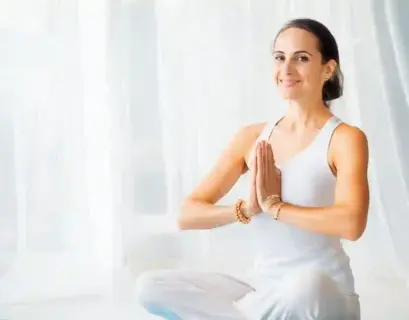 Frau macht Sivananda Yoga