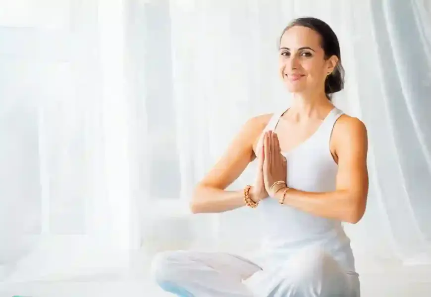 Frau macht Sivananda Yoga