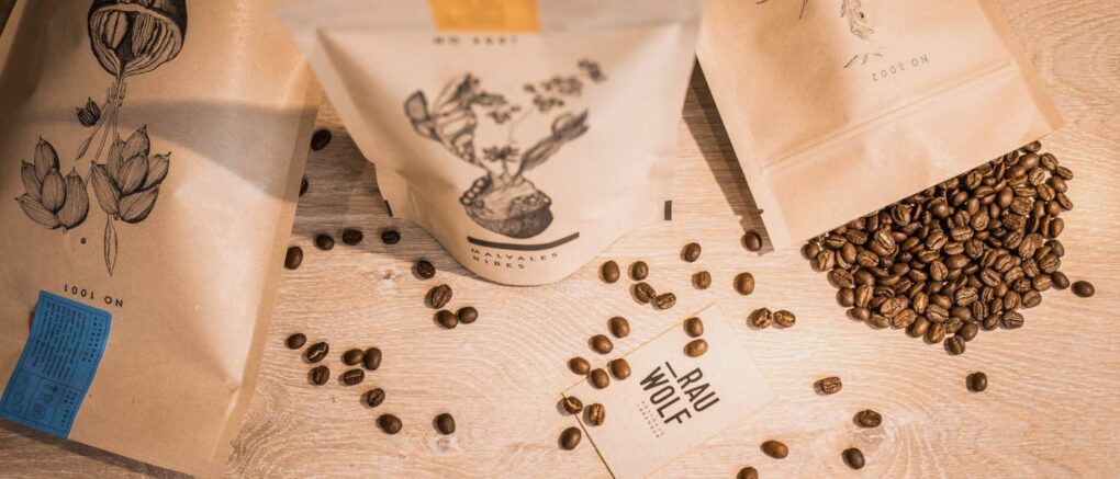 Kaffeeverpackungen mit Bohnen von Rau Wolf Kaffee