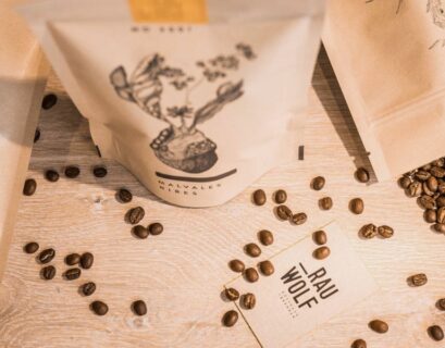 Kaffeeverpackungen mit Bohnen von Rau Wolf Kaffee