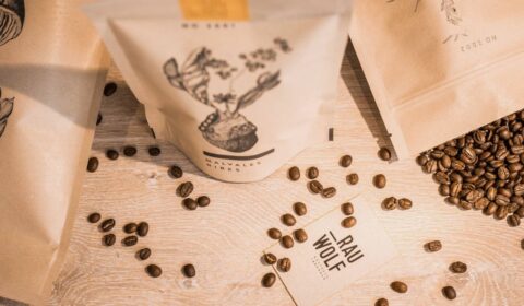 Kaffeeverpackungen mit Bohnen von Rau Wolf Kaffee