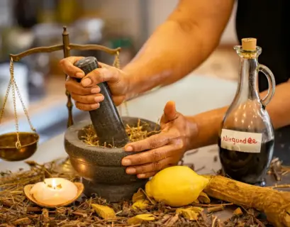 Ayurveda Expertin mischt ayurvedische Kräuter