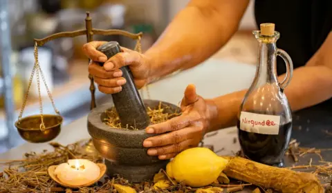 Ayurveda Expertin mischt ayurvedische Kräuter