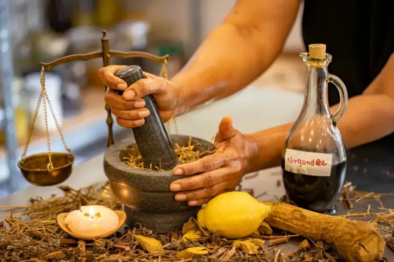 Ayurveda Expertin mischt ayurvedische Kräuter