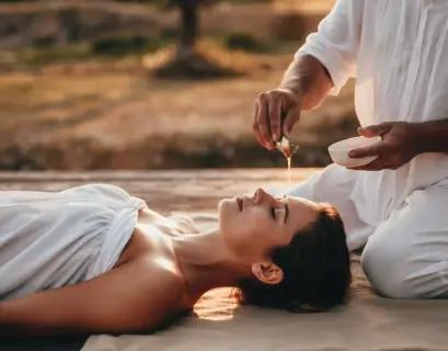 Frau bekommt einen ayurvedischen Ölstirnguss