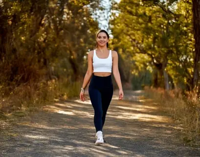 Frau macht Walking Yoga