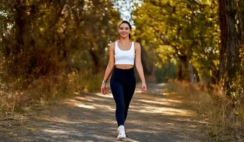 Frau macht Walking Yoga