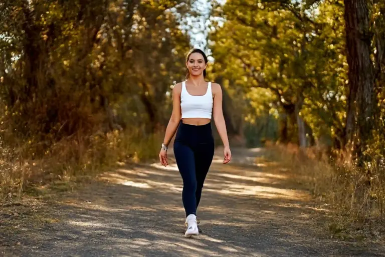 Frau macht Walking Yoga