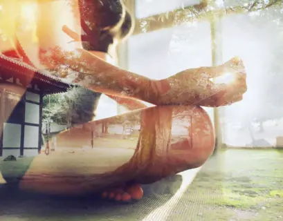 Junges Mädchen entspannt in Yoga-Position vor einem hellen Fenster. Doppelbelichtung.